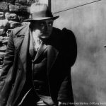 Filme / Einzeltitel:
“M – Eine Stadt sucht einen Mörder”
(Deutschland 1931; Regie: Fritz Lang; Buch: Thea von Harbou u. a.).

Szene mit Peter Lorre.