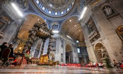 KNA-Bild: Bernini-Baldachin im Petersdom wird aufgefrischt